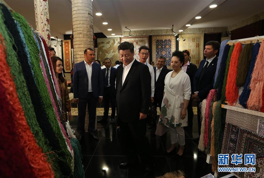 6月21日下午，正在對(duì)烏茲別克斯坦進(jìn)行國(guó)事訪問(wèn)的國(guó)家主席習(xí)近平在烏茲別克斯坦總理米爾濟(jì)約耶夫陪同下，來(lái)到布哈拉古城參觀這座被稱為“絲綢之路活化石”的歷史文化名城。這是習(xí)近平和夫人彭麗媛參觀一家地毯和絲綢作坊。新華社記者蘭紅光攝