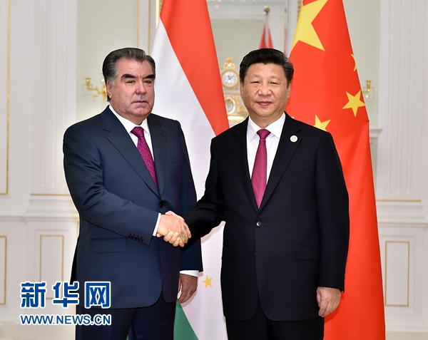 6月23日，國(guó)家主席習(xí)近平在塔什干會(huì)見塔吉克斯坦總統(tǒng)拉赫蒙。新華社記者李濤攝