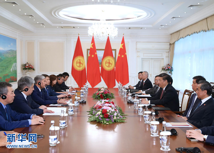 6月24日，國(guó)家主席習(xí)近平在烏茲別克斯坦塔什干會(huì)見(jiàn)吉爾吉斯斯坦總統(tǒng)阿坦巴耶夫。 新華社記者 馬占成 攝