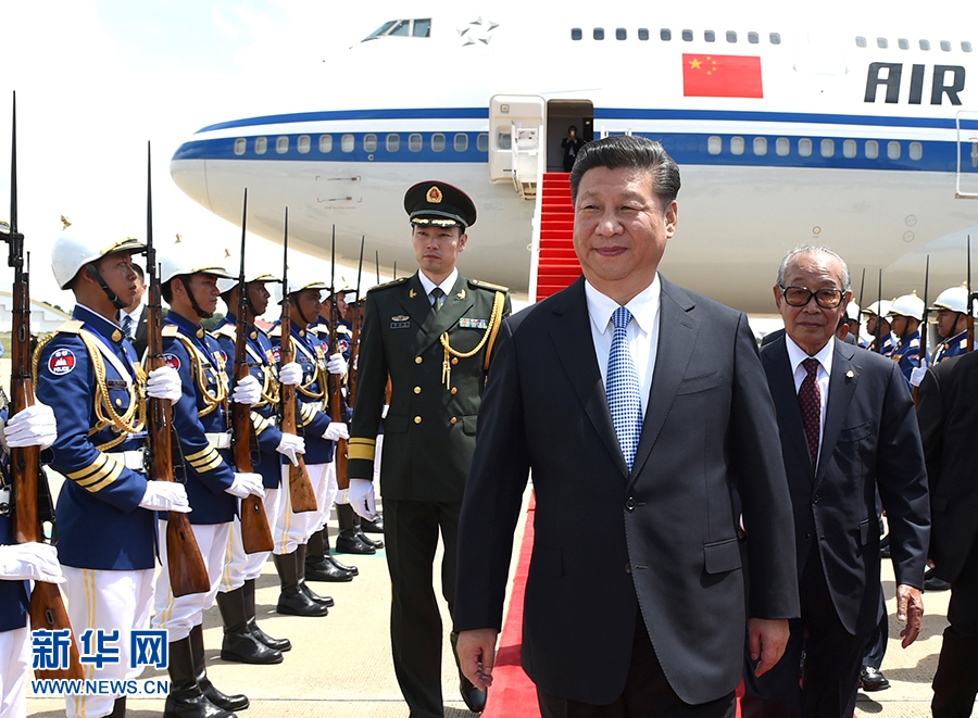 10月13日，國(guó)家主席習(xí)近平乘專機(jī)抵達(dá)金邊國(guó)際機(jī)場(chǎng)，開始對(duì)柬埔寨王國(guó)進(jìn)行國(guó)事訪問。柬埔寨副首相兼王宮事務(wù)大臣貢桑奧親王和夏卡朋親王、阿倫公主等在舷梯旁熱情迎接習(xí)近平主席。新華社記者　謝環(huán)馳　攝