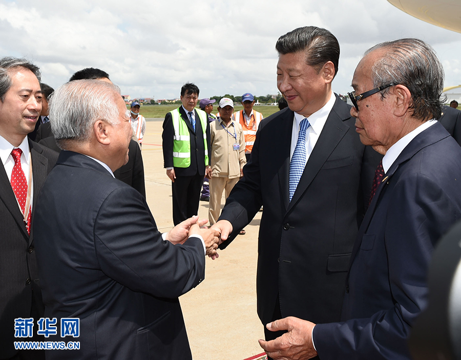 10月13日，國(guó)家主席習(xí)近平乘專機(jī)抵達(dá)金邊國(guó)際機(jī)場(chǎng)，開始對(duì)柬埔寨王國(guó)進(jìn)行國(guó)事訪問。柬埔寨副首相兼王宮事務(wù)大臣貢桑奧親王和夏卡朋親王、阿倫公主等在舷梯旁熱情迎接習(xí)近平主席。新華社記者　謝環(huán)馳　攝