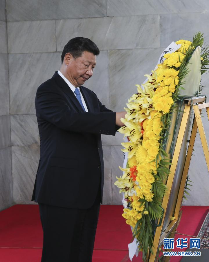 10月13日，國家主席習近平在金邊同柬埔寨首相洪森舉行會談。會談前，習近平向柬埔寨獨立紀念碑獻花圈。 新華社記者丁林攝 