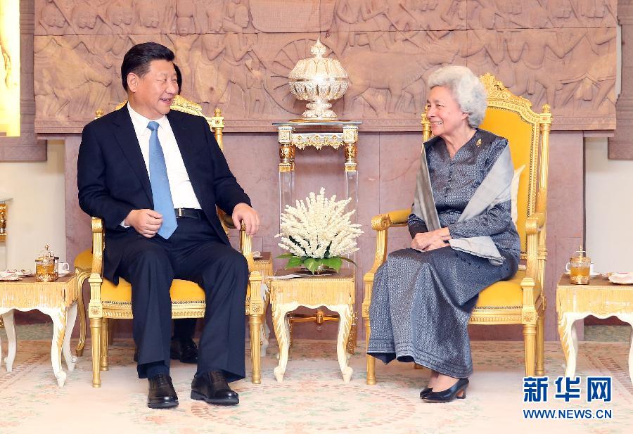 10月13日，國(guó)家主席習(xí)近平在金邊看望柬埔寨太后莫尼列。新華社記者姚大偉攝 