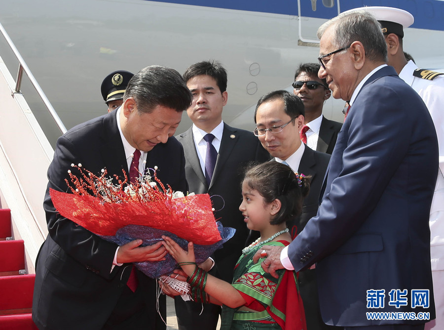 10月14日，國(guó)家主席習(xí)近平抵達(dá)達(dá)卡，開始對(duì)孟加拉人民共和國(guó)進(jìn)行國(guó)事訪問。這是習(xí)近平接受孟加拉國(guó)兒童獻(xiàn)花。 新華社記者 蘭紅光 攝