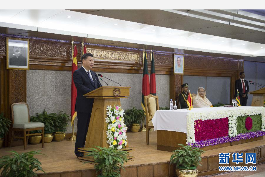 10月14日，國家主席習(xí)近平在達(dá)卡同孟加拉國總理哈西娜舉行會(huì)談。這是會(huì)談后，兩國領(lǐng)導(dǎo)人共同會(huì)見記者。 新華社記者謝環(huán)馳攝 
