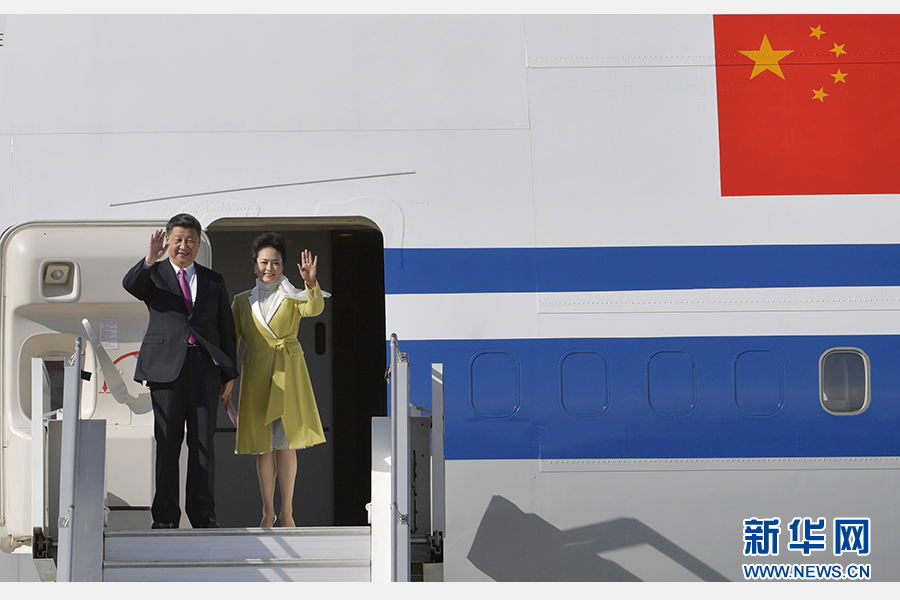 當(dāng)?shù)貢r(shí)間11月17日，國(guó)家主席習(xí)近平乘專機(jī)抵達(dá)基多，開始對(duì)厄瓜多爾共和國(guó)進(jìn)行國(guó)事訪問。這是習(xí)近平與夫人彭麗媛向歡迎人群揮手致意。新華社記者 王曄 攝 