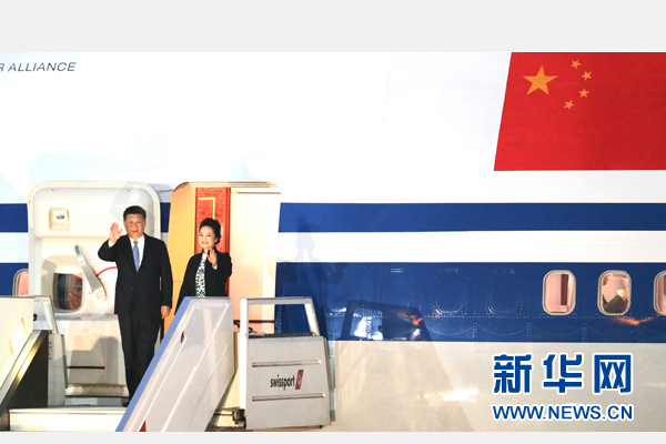 當?shù)貢r間11月18日，國家主席習近平抵達利馬，出席亞太經(jīng)合組織第二十四次領導人非正式會議并對秘魯共和國進行國事訪問。習近平和夫人彭麗媛受到秘魯副總統(tǒng)阿勞斯等熱情迎接。新華社記者 丁林 攝