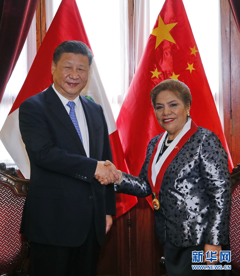 11月21日，國(guó)家主席習(xí)近平在利馬會(huì)見(jiàn)秘魯國(guó)會(huì)主席薩爾加多。新華社記者 鞠鵬 攝