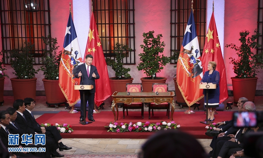 11月22日，國(guó)家主席習(xí)近平在圣地亞哥同智利總統(tǒng)巴切萊特舉行會(huì)談。這是會(huì)談后，兩國(guó)元首共同會(huì)見記者。 新華社記者 蘭紅光 攝