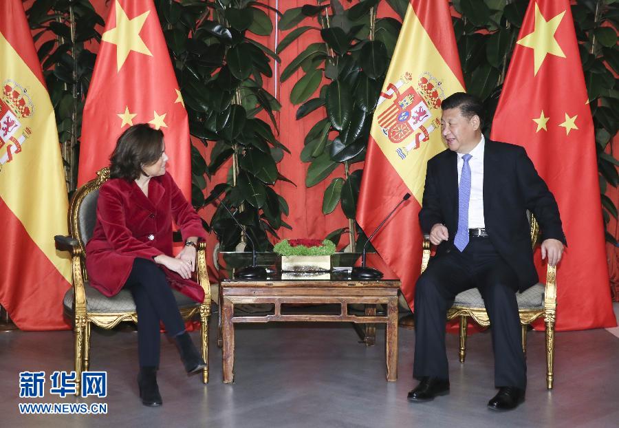 11月24日，國(guó)家主席習(xí)近平在西班牙大加那利島會(huì)見(jiàn)西班牙副首相薩恩斯。 新華社記者 蘭紅光 攝