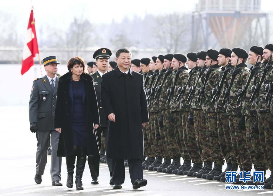 1月15日，國家主席習(xí)近平乘專機(jī)抵達(dá)蘇黎世，開始對瑞士聯(lián)邦進(jìn)行國事訪問。 這是習(xí)近平在瑞士聯(lián)邦主席洛伊特哈德陪同下檢閱儀仗隊(duì)。新華社記者 蘭紅光 攝