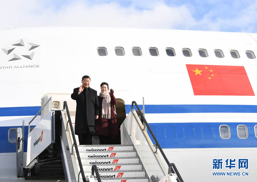 1月15日，國家主席習(xí)近平乘專機(jī)抵達(dá)蘇黎世，開始對瑞士聯(lián)邦進(jìn)行國事訪問。 這是習(xí)近平和夫人彭麗媛步出艙門。 新華社記者 饒愛民 攝
