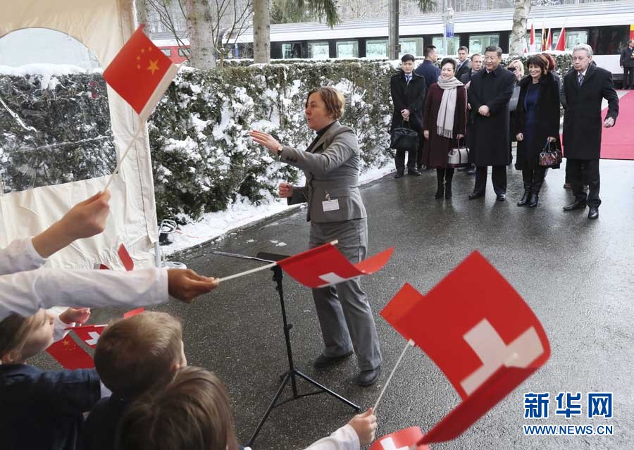 這是習(xí)近平和夫人彭麗媛在伯爾尼克爾薩茨火車站觀看瑞士童聲合唱團(tuán)表演。 新華社記者 蘭紅光 攝