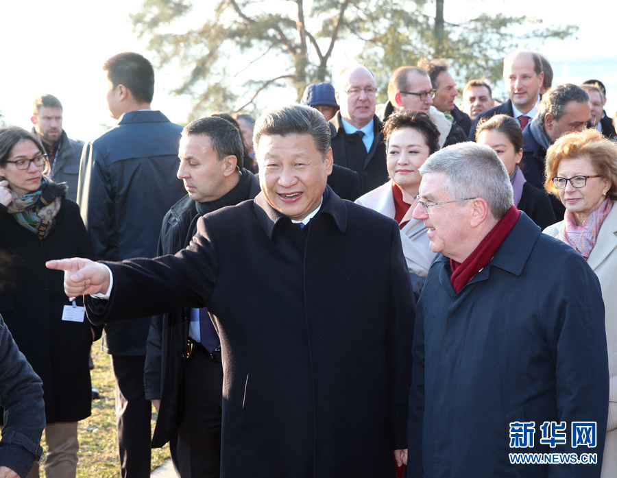 1月18日，國(guó)家主席習(xí)近平在瑞士洛桑國(guó)際奧林匹克博物館會(huì)見國(guó)際奧林匹克委員會(huì)主席巴赫。這是會(huì)見后，習(xí)近平和夫人彭麗媛在巴赫主席夫婦陪同下，參觀國(guó)際奧林匹克博物館。新華社記者 姚大偉 攝