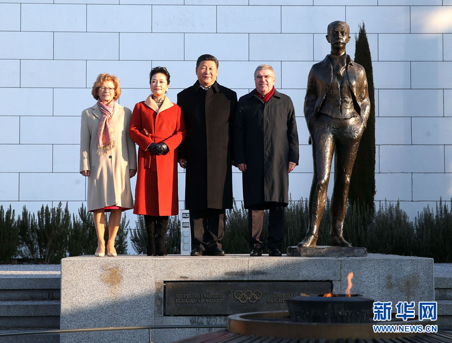 1月18日，國(guó)家主席習(xí)近平在瑞士洛桑國(guó)際奧林匹克博物館會(huì)見國(guó)際奧林匹克委員會(huì)主席巴赫。這是習(xí)近平和夫人彭麗媛與巴赫夫婦在現(xiàn)代奧林匹克運(yùn)動(dòng)發(fā)起人顧拜旦雕像前合影。新華社記者 姚大偉 攝