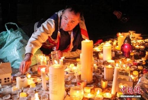 3月23日晚，倫敦民眾在市中心的特拉法加廣場舉行燭光集會，悼念此前一天發(fā)生在英國議會大廈附近的恐怖襲擊事件遇難者。 <a target='_blank' ><p  align=
