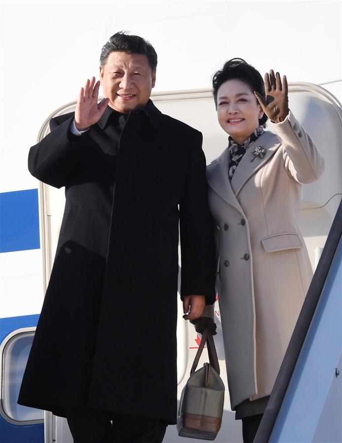 4月4日，國家主席習(xí)近平乘專機(jī)抵達(dá)赫爾辛基，開始對芬蘭共和國進(jìn)行國事訪問。這是習(xí)近平和夫人彭麗媛步出艙門。 新華社記者 饒愛民 攝 
