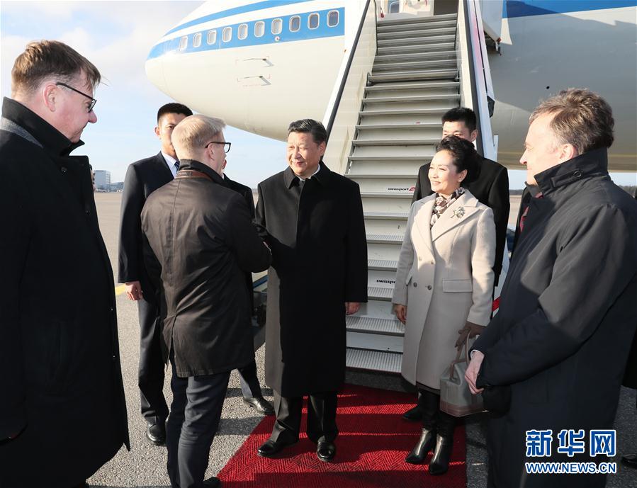 4月4日，國家主席習(xí)近平乘專機(jī)抵達(dá)赫爾辛基，開始對芬蘭共和國進(jìn)行國事訪問。這是芬蘭政府代表、農(nóng)業(yè)與環(huán)境部長蒂利凱寧等在舷梯旁熱情迎接習(xí)近平和夫人彭麗媛。新華社記者 蘭紅光 攝 