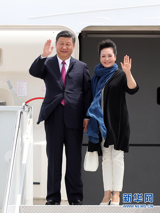 4月6日，國家主席習近平乘專機抵達美國佛羅里達州，將在海湖莊園同美國總統(tǒng)特朗普舉行中美元首會晤。這是習近平和夫人彭麗媛步出機艙。新華社記者 劉衛(wèi)兵 攝 