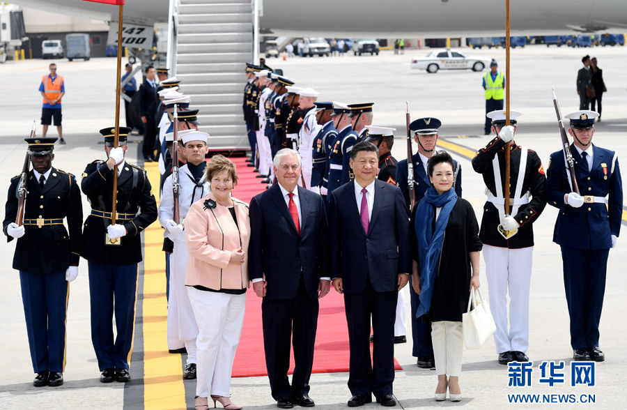 4月6日，國家主席習近平乘專機抵達美國佛羅里達州，將在海湖莊園同美國總統(tǒng)特朗普舉行中美元首會晤。習近平和夫人彭麗媛受到美國國務卿蒂勒森夫婦等熱情迎接。新華社記者 吳曉凌 攝