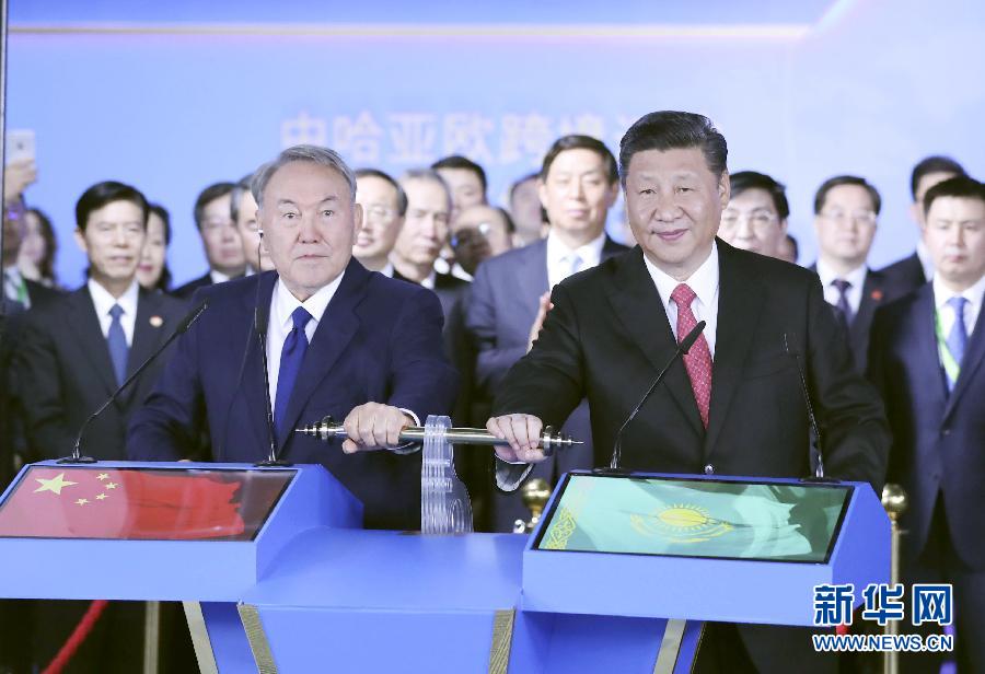 6月8日，正在哈薩克斯坦訪問(wèn)的國(guó)家主席習(xí)近平在哈薩克斯坦總統(tǒng)納扎爾巴耶夫陪同下，參觀阿斯塔納專(zhuān)項(xiàng)世博會(huì)中國(guó)國(guó)家館，并共同出席中哈亞歐跨境運(yùn)輸視頻連線儀式。這是在中國(guó)國(guó)家館舉行的中哈亞歐跨境運(yùn)輸視頻連線儀式上，兩國(guó)元首共同推動(dòng)操控桿，視頻顯示中哈連云港物流合作基地和“霍爾果斯－東大門(mén)”經(jīng)濟(jì)特區(qū)無(wú)水港兩個(gè)分會(huì)場(chǎng)四列火車(chē)?guó)Q笛開(kāi)行。新華社記者 丁林 攝