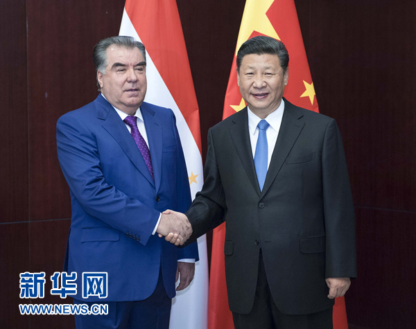 6月9日，國家主席習近平在阿斯塔納會見塔吉克斯坦總統(tǒng)拉赫蒙。新華社記者 李濤 攝