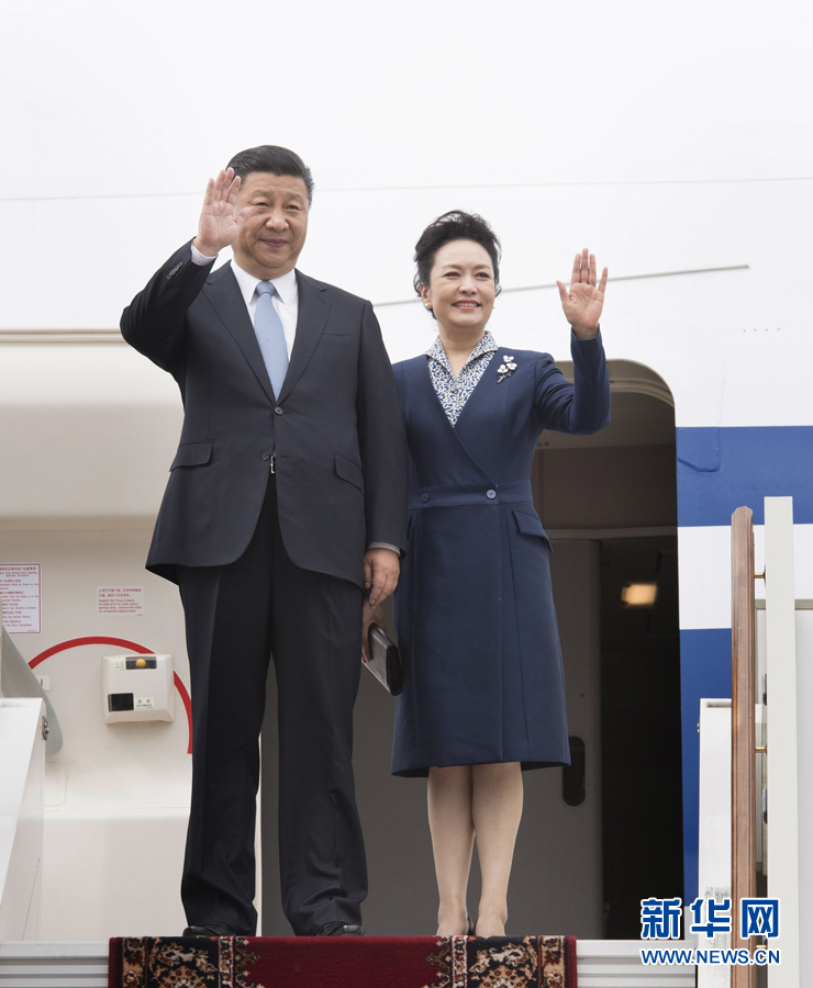 7月3日，國家主席習(xí)近平乘專機(jī)抵達(dá)莫斯科，開始對(duì)俄羅斯聯(lián)邦進(jìn)行國事訪問。這是習(xí)近平和夫人彭麗媛步出艙門。 新華社記者 李學(xué)仁 攝