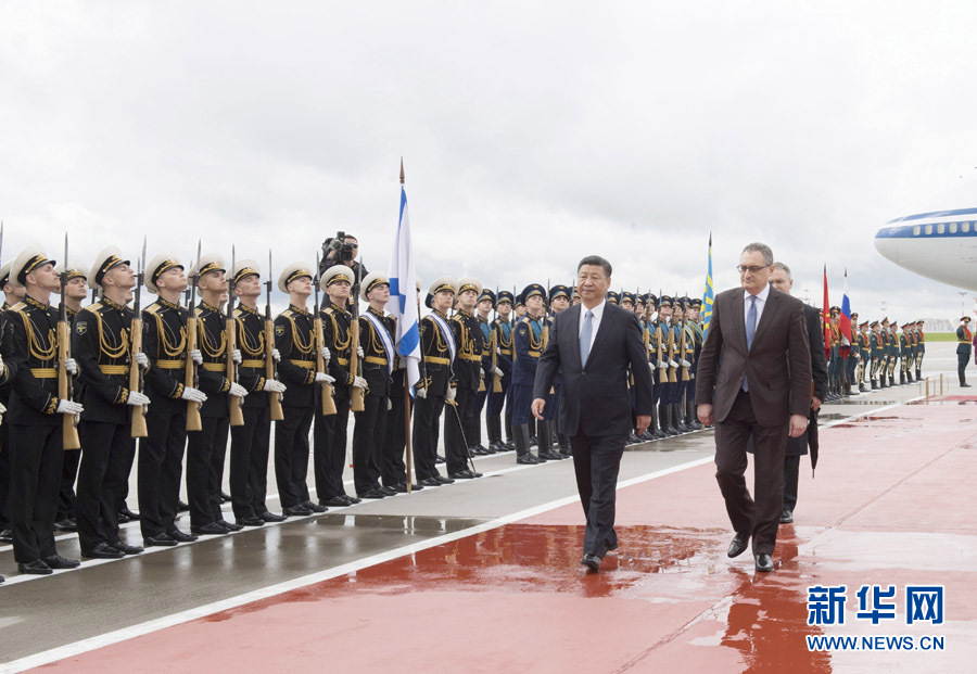7月3日，國家主席習(xí)近平乘專機(jī)抵達(dá)莫斯科，開始對(duì)俄羅斯聯(lián)邦進(jìn)行國事訪問。這是習(xí)近平出席機(jī)場(chǎng)歡迎儀式。 新華社記者 李學(xué)仁 攝
