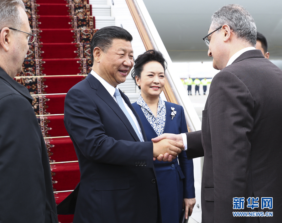 7月3日，國家主席習(xí)近平乘專機(jī)抵達(dá)莫斯科，開始對(duì)俄羅斯聯(lián)邦進(jìn)行國事訪問。這是習(xí)近平和夫人彭麗媛受到俄羅斯政府高級(jí)官員熱情迎接。新華社記者 謝環(huán)馳 攝 