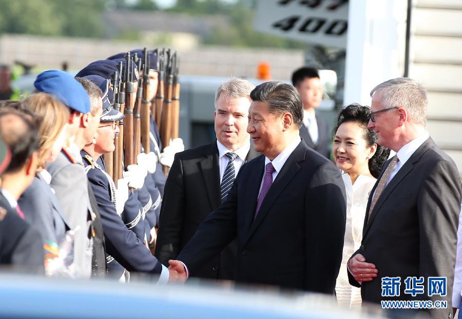 7月4日，國家主席習(xí)近平乘專機(jī)抵達(dá)柏林，開始對德意志聯(lián)邦共和國進(jìn)行國事訪問。德國政府高級官員在舷梯旁迎接習(xí)近平和夫人彭麗媛。新華社記者 姚大偉 攝