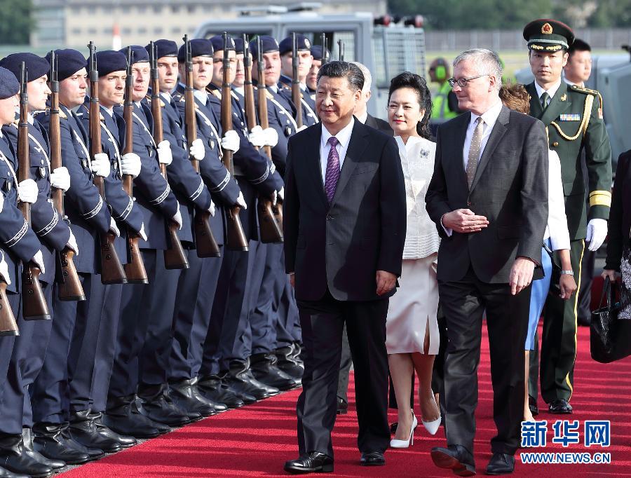 7月4日，國家主席習(xí)近平乘專機(jī)抵達(dá)柏林，開始對德意志聯(lián)邦共和國進(jìn)行國事訪問。德國政府高級官員在舷梯旁迎接習(xí)近平和夫人彭麗媛。新華社記者 王曄 攝