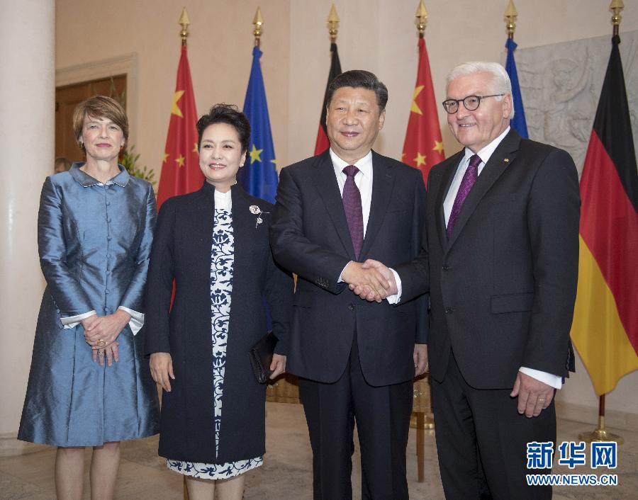 7月5日，國家主席習(xí)近平在柏林會(huì)見德國總統(tǒng)施泰因邁爾。會(huì)見前，施泰因邁爾在總統(tǒng)府花園為習(xí)近平舉行隆重歡迎儀式。這是習(xí)近平和夫人彭麗媛同施泰因邁爾夫婦合影。新華社記者 李學(xué)仁 攝