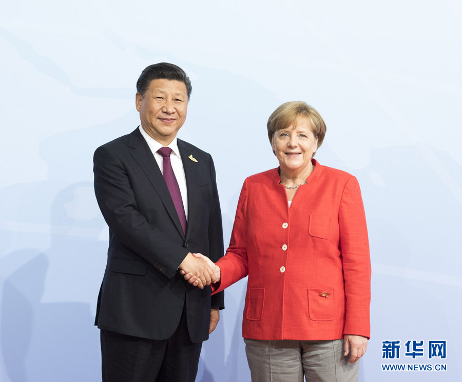 7月7日，二十國集團領(lǐng)導(dǎo)人第十二次峰會在德國漢堡舉行。國家主席習近平出席并發(fā)表題為《堅持開放包容　推動聯(lián)動增長》的重要講話。這是峰會開始前，習近平受到德國總理默克爾迎接。新華社記者 李學仁 攝 
