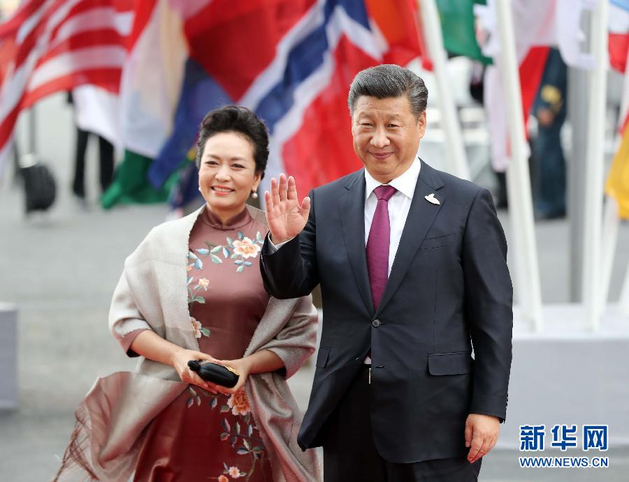 7月7日，二十國集團(tuán)領(lǐng)導(dǎo)人第十二次峰會(huì)在德國漢堡舉行。國家主席習(xí)近平出席并發(fā)表題為《堅(jiān)持開放包容　推動(dòng)聯(lián)動(dòng)增長》的重要講話。這是習(xí)近平和夫人彭麗媛出席漢堡峰會(huì)舉行的音樂會(huì)。新華社記者 劉衛(wèi)兵 攝 
