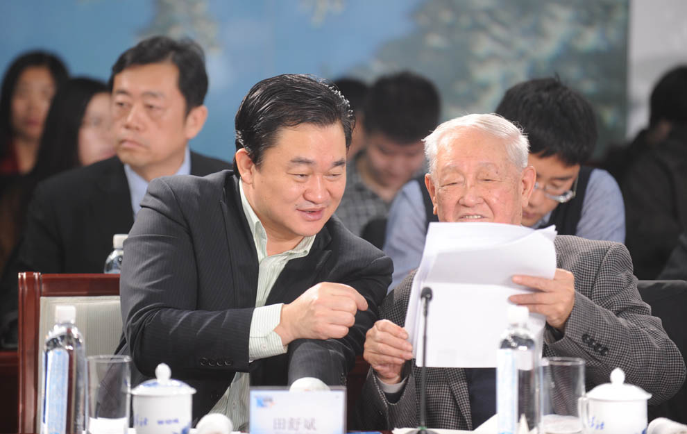 新華網(wǎng)董事長、總裁田舒斌與軍事科學(xué)院原副院長糜振玉在現(xiàn)場(chǎng)交流