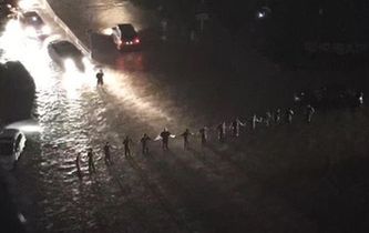暴雨中的“最美人墻”找到了！
