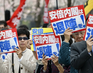 麻煩重重 安倍難逃“森友劫”？