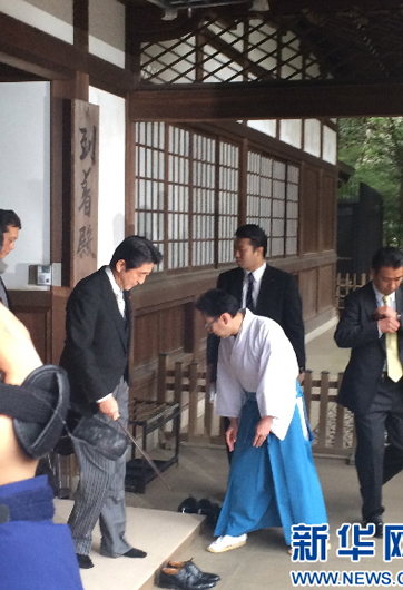安倍為何不顧?quán)彿磳?duì)，執(zhí)意參拜？